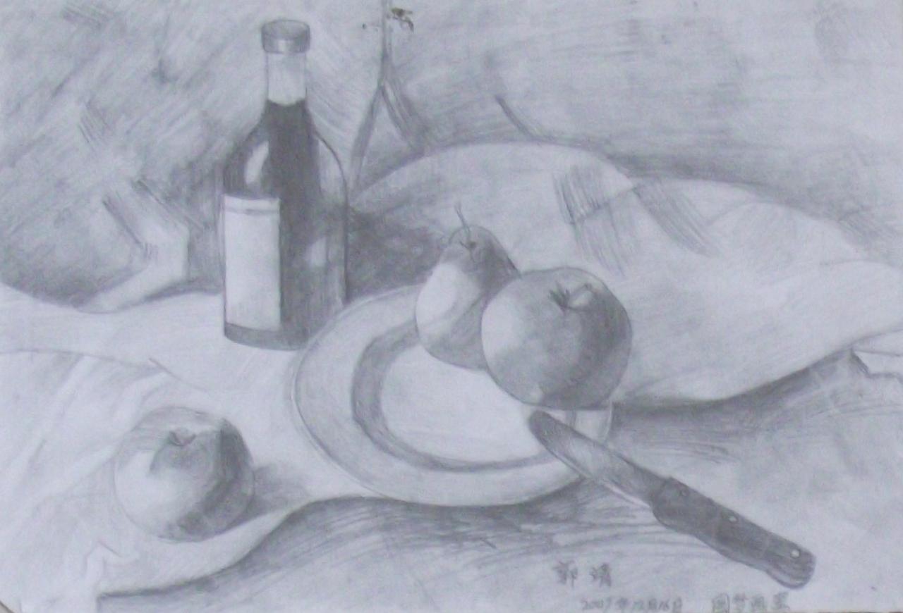 酒瓶、梨、苹果和小刀静物素描 郭靖画