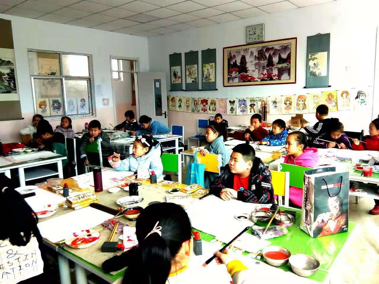 圆梦画室国画二班的学生正在学习写意画