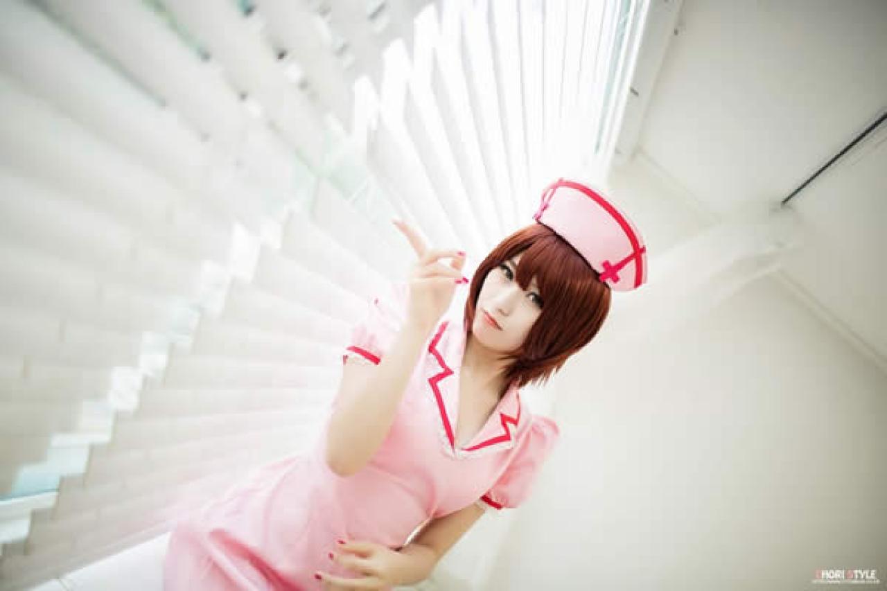 粉色短发小护士照片