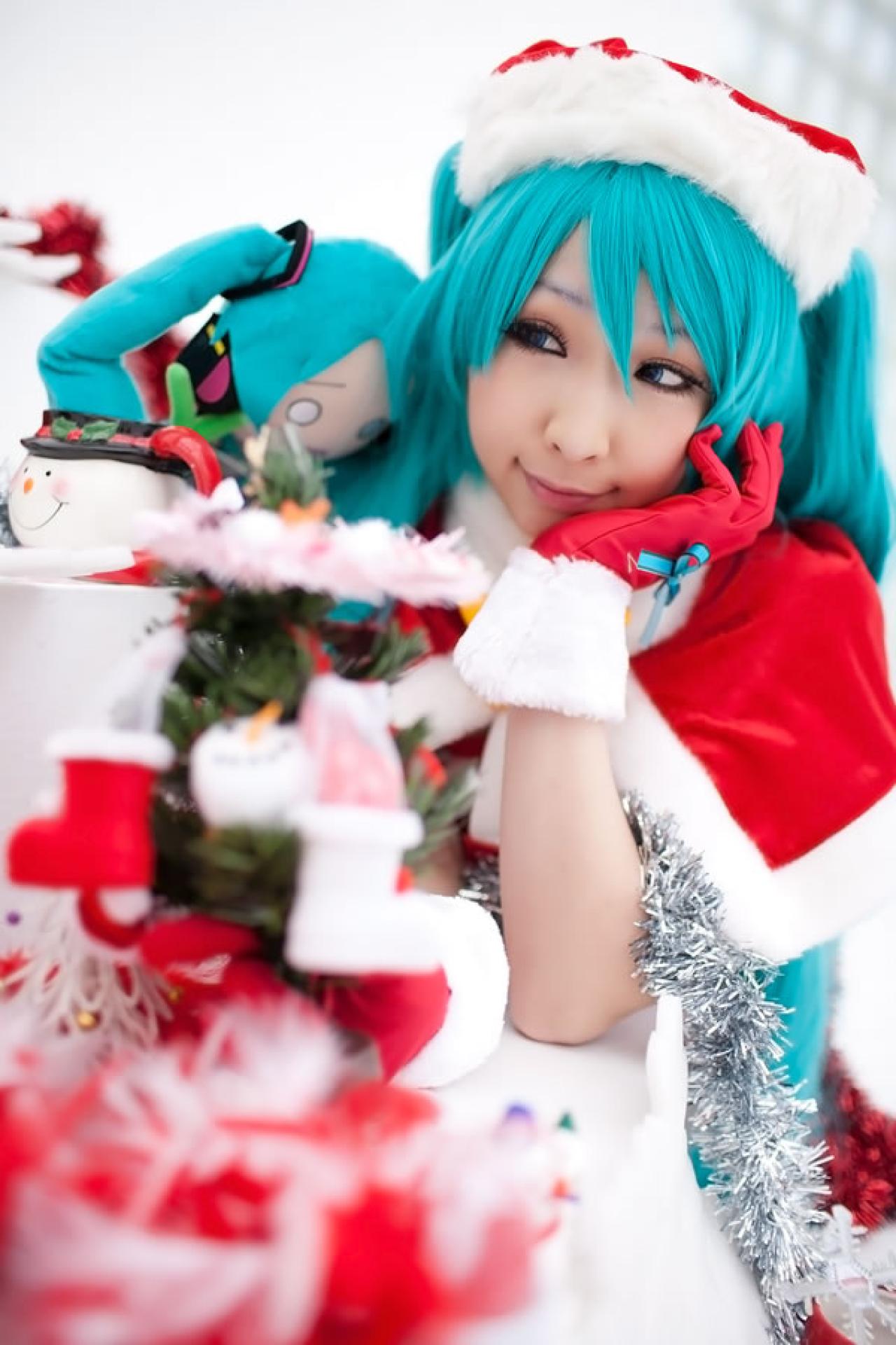 Miiko穿着初音圣诞礼服眼球撇向靠在自己脸庞上的小葱娘，一脸淡淡的坏笑