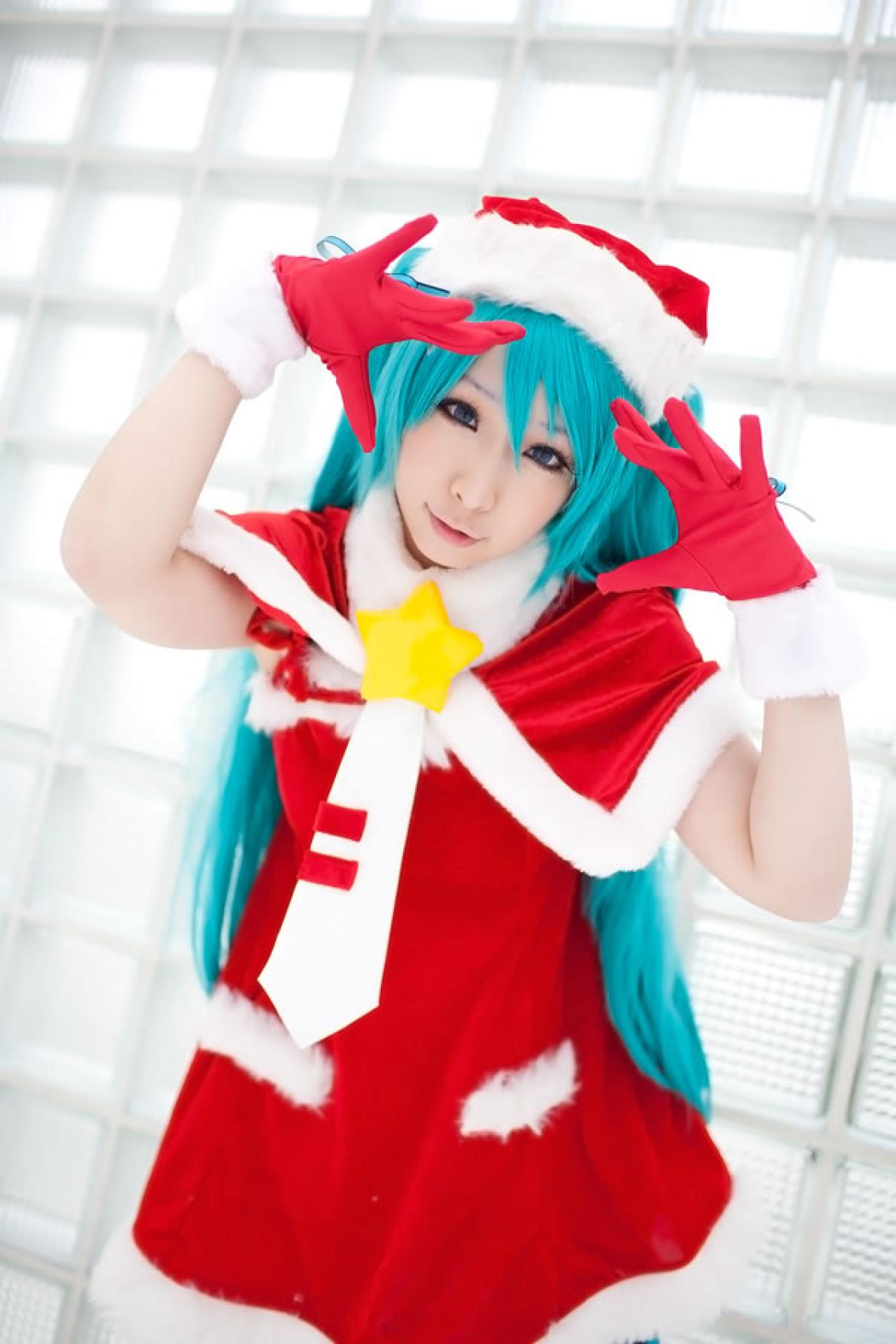 Miiko穿着初音圣诞礼服两只手作心形手势，把脸包围起来