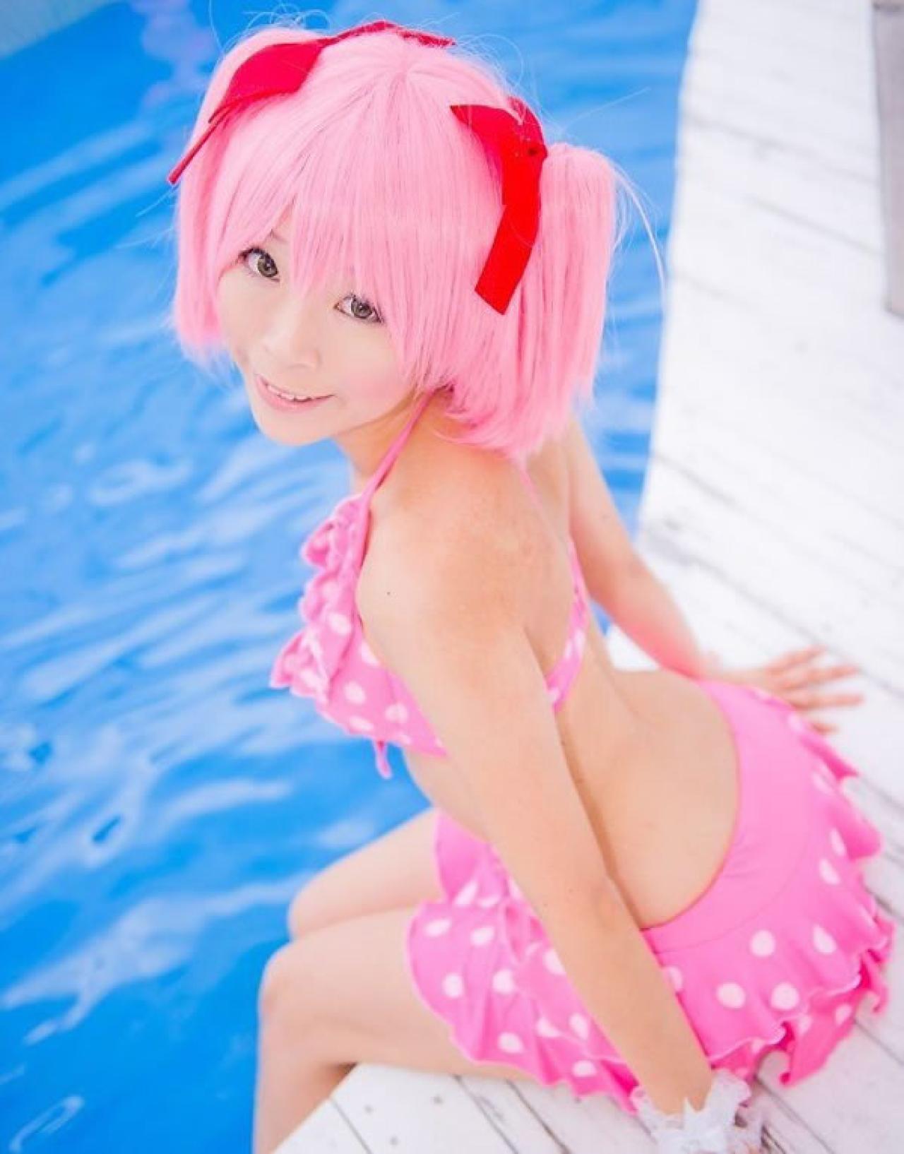 Mashiro Yuki穿着粉色比基尼扮演魔法少女小圆坐在游泳池旁侧身照