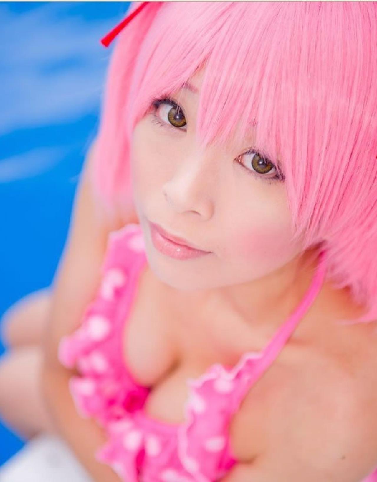 Mashiro Yuki穿着粉色比基尼扮演魔法少女小圆在游泳池旁正面脸部特写