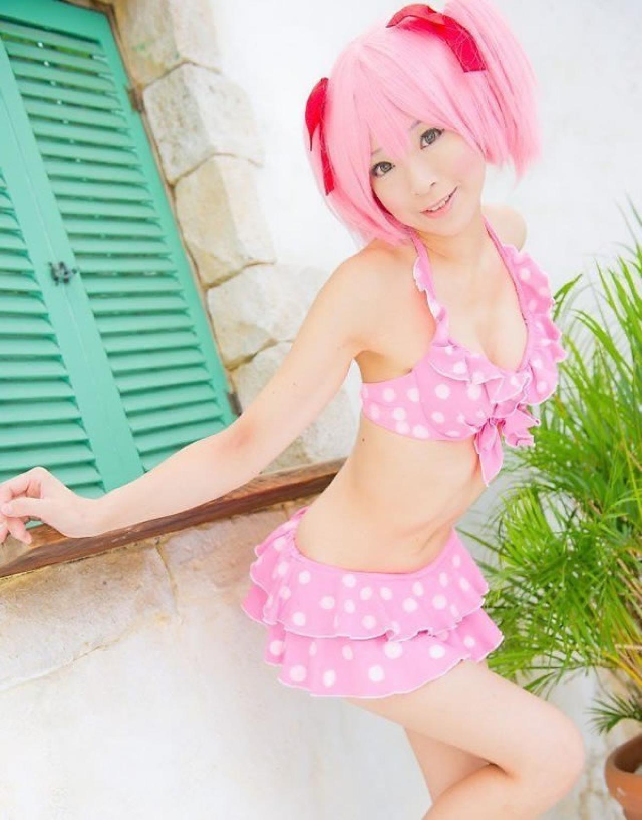 Mashiro Yuki穿着粉色比基尼扮演魔法少女小圆靠在小屋旁的窗台上