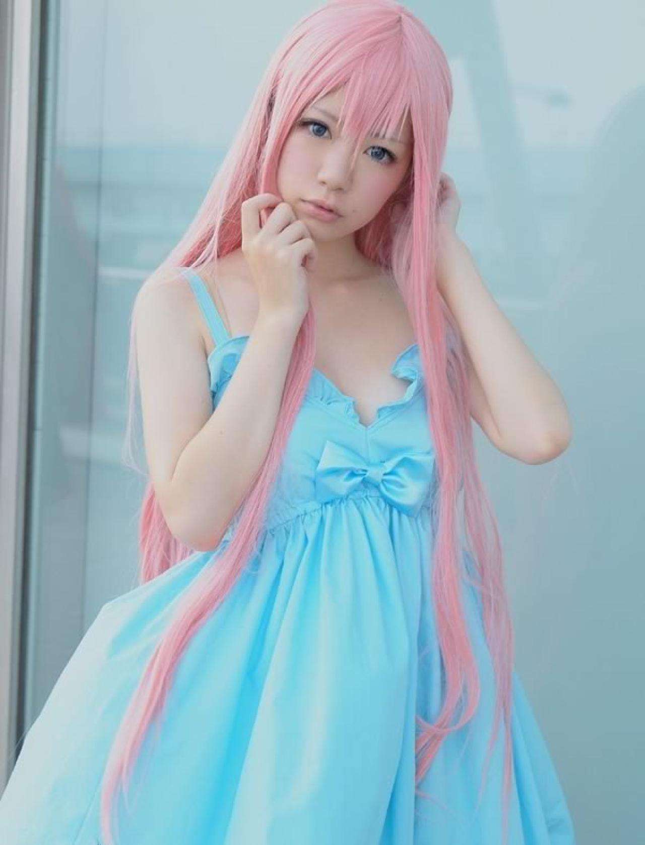Miyabi粉色短发身穿淡蓝色短裙扮演巡音露卡挠着头，很疑惑的样子