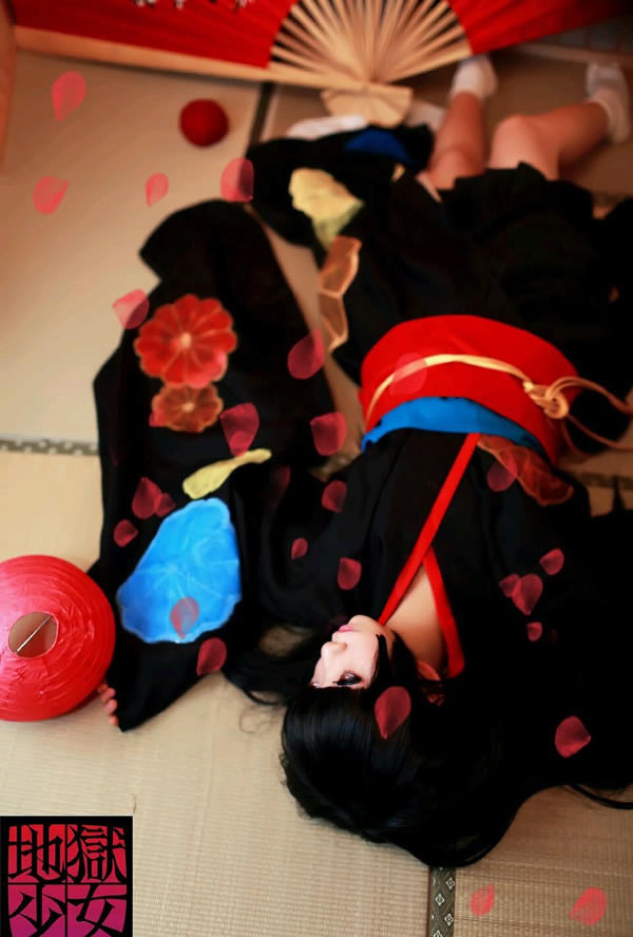 地狱少女穿着黑色水手服躺在木地板上，粉色花瓣飘飞