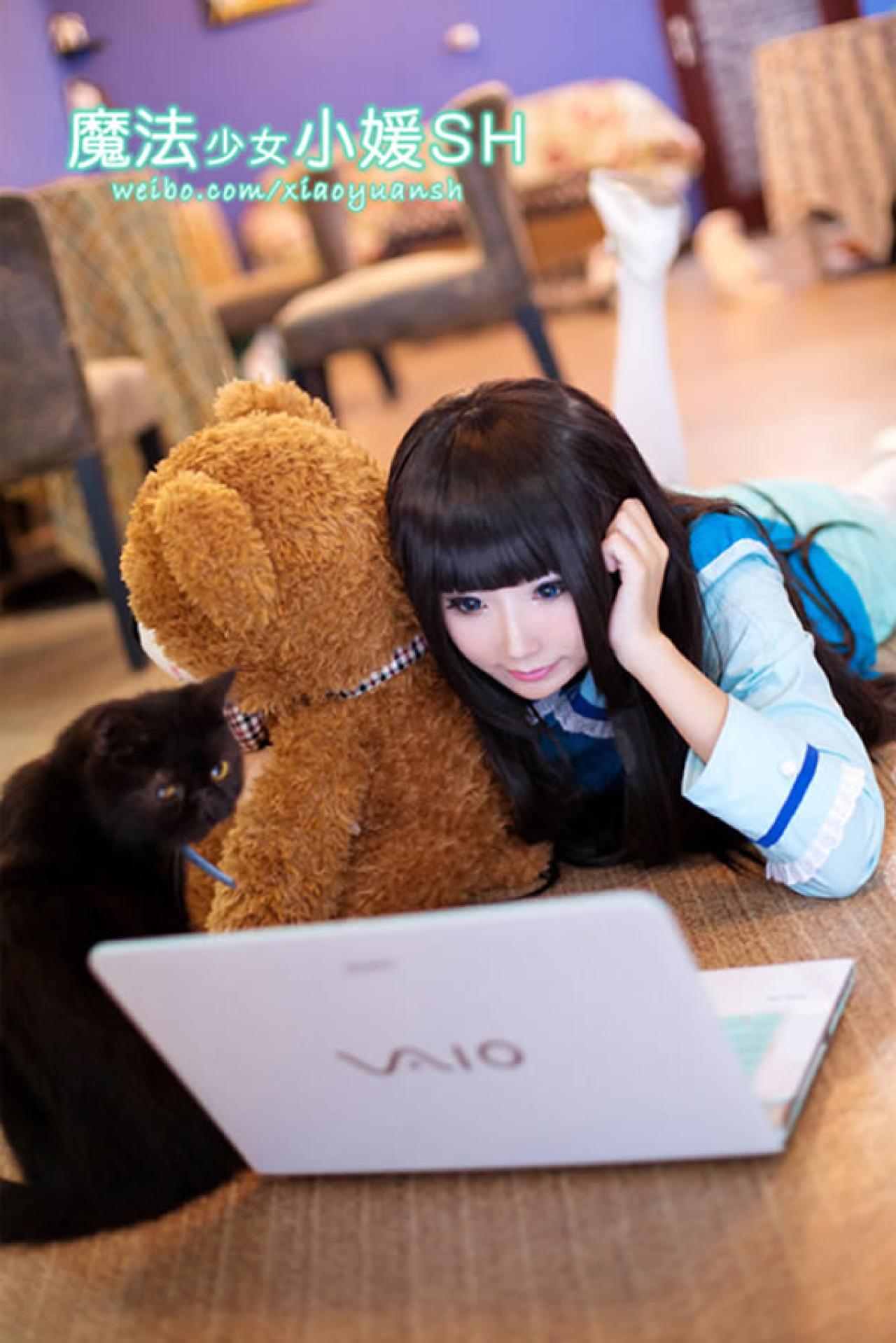 魔法少女小媛SH扮演神的记事本爱丽丝抱着小熊后背，和一只黑猫一起看电脑屏幕