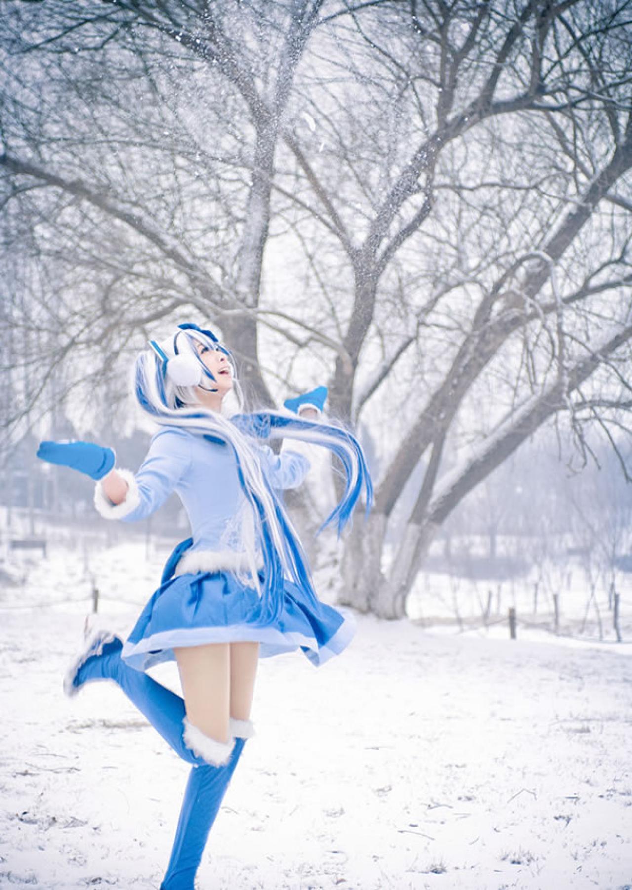 贤儿sherry穿着蓝色棉服扮演雪初音，在雪地中挑起的抓怕瞬间