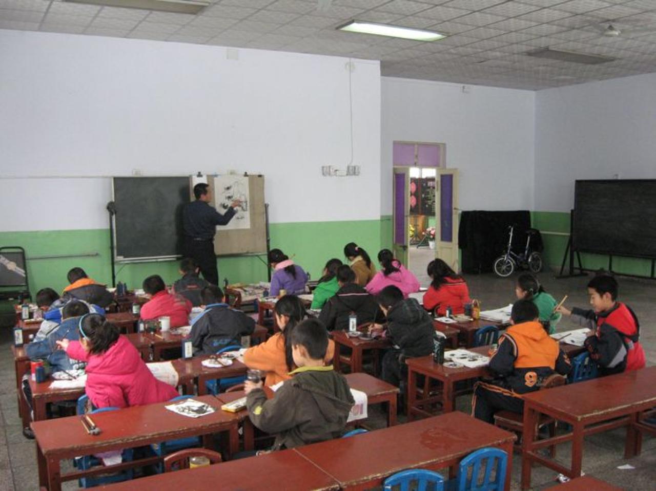 圆梦画室一部中级班学生正在学画国画螃蟹