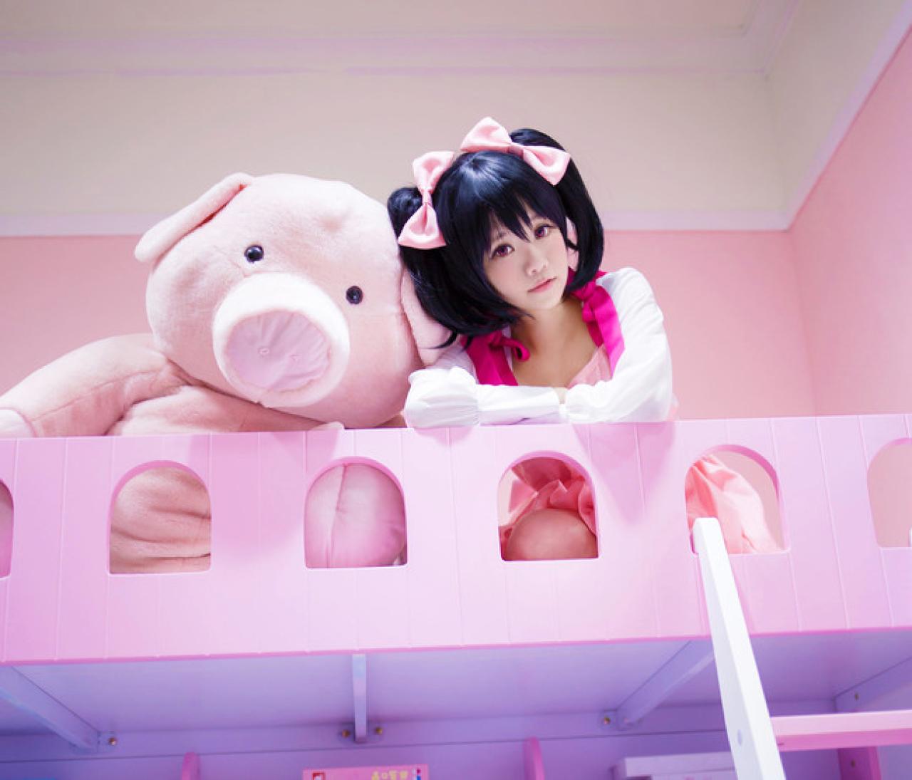 宝bA0_扮演矢泽妮可在上铺和小猪玩偶肩并肩靠在一起