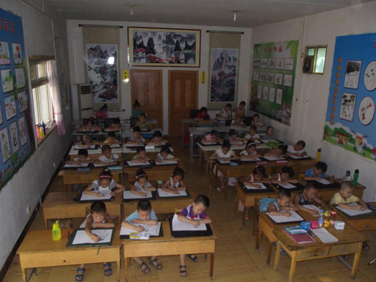 圆梦画室初小班学生在课堂上专心绘画俯拍