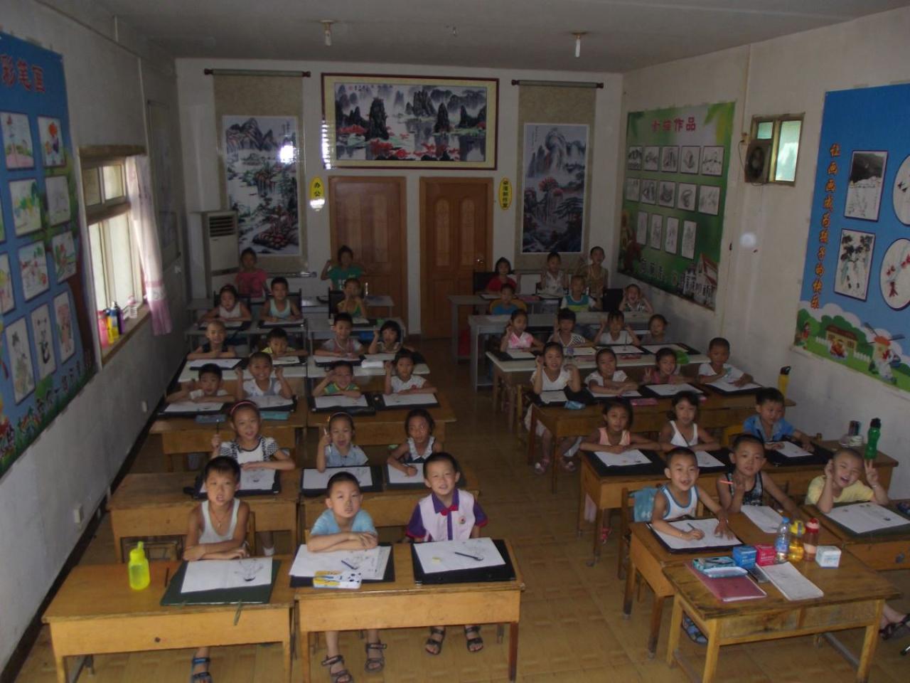 圆梦画室初小班学生在课堂上抬头听老师讲课的情景