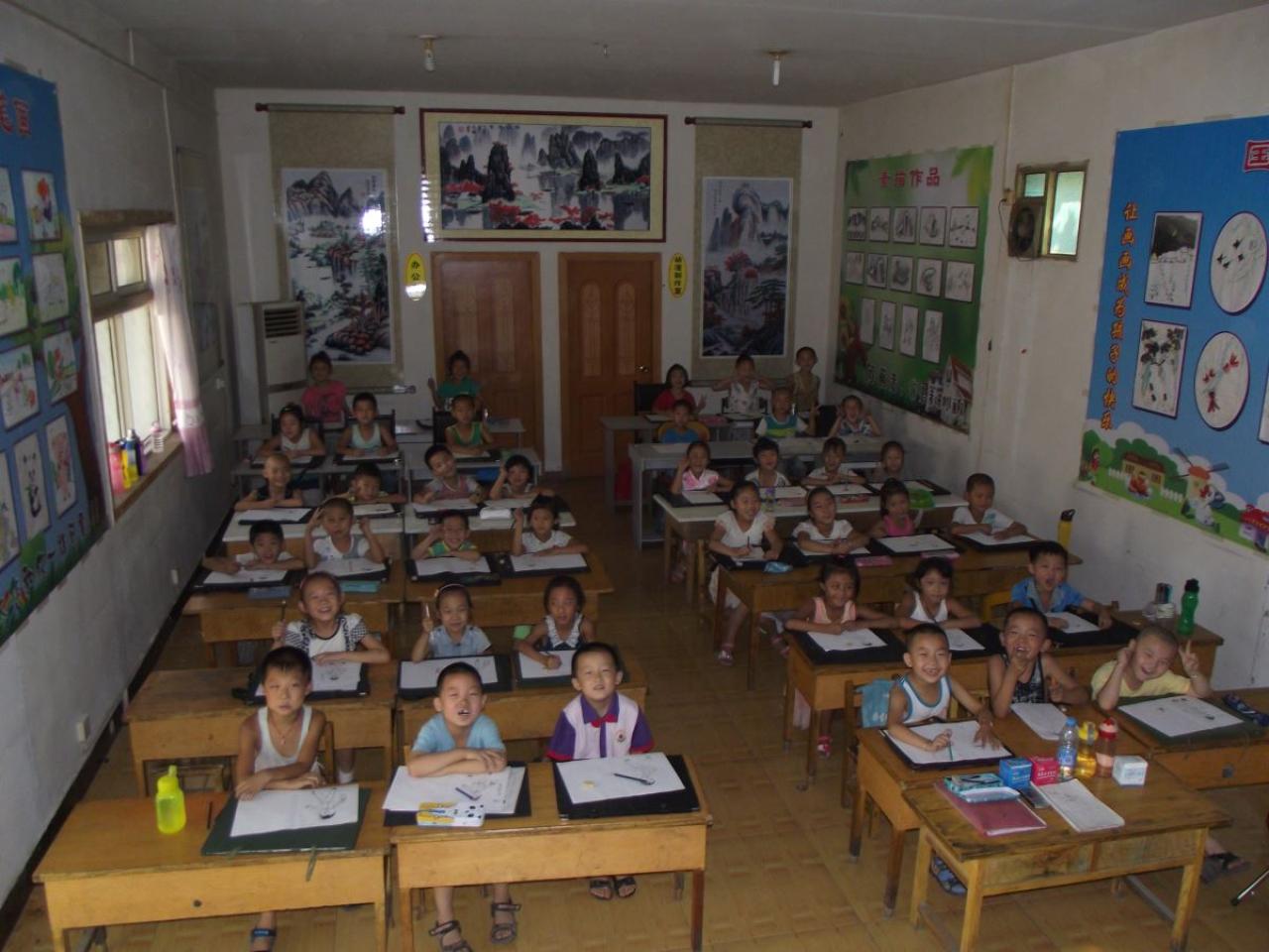 圆梦画室初小班学生在课堂上高兴的样子