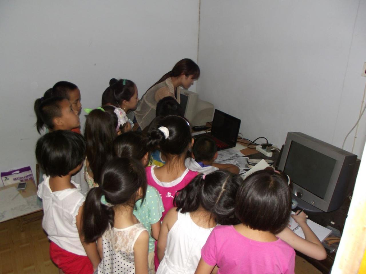 圆梦画室初级班的学生正在听老师讲解电脑二维动漫相关知识