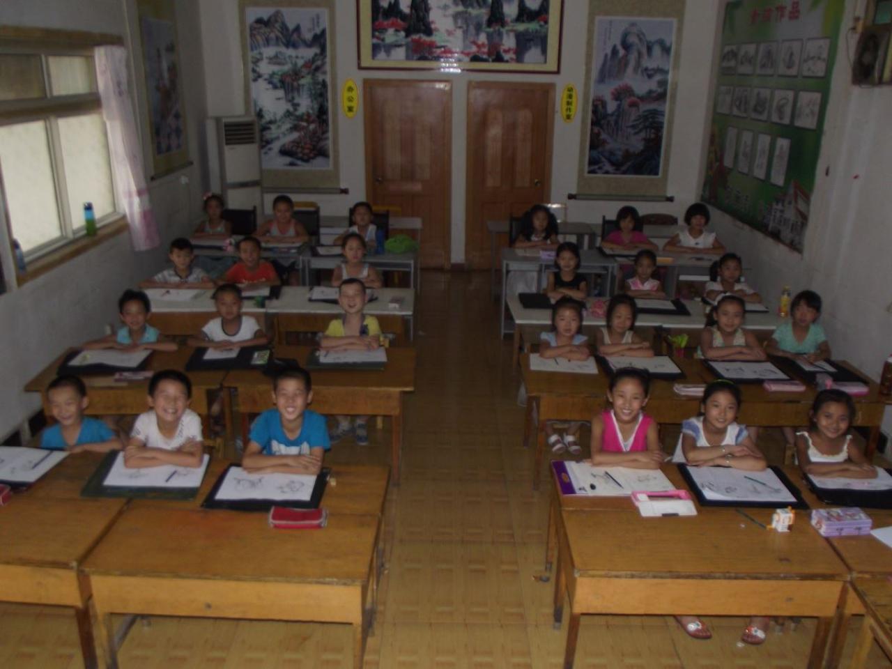 圆梦画室初级班的学生听到老师讲到有意思的地方，开怀大笑