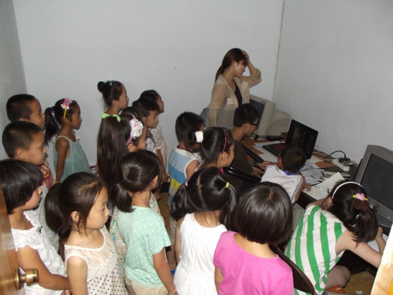 圆梦画室初级班的学生正在听老师讲解电脑二维动漫相关知识