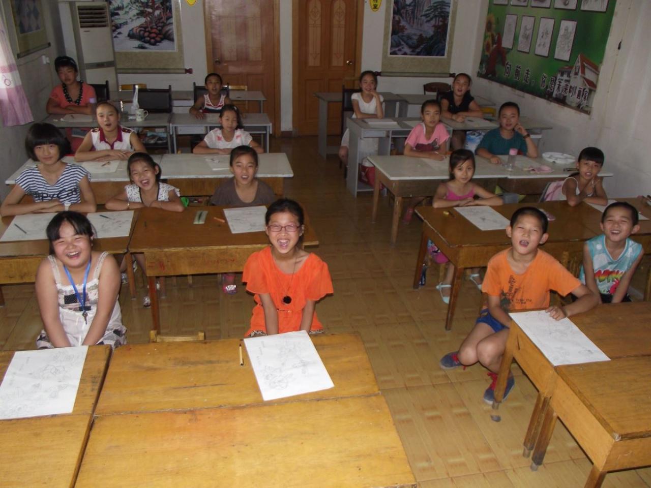 圆梦画室中级班学生听老师讲课开心的样子