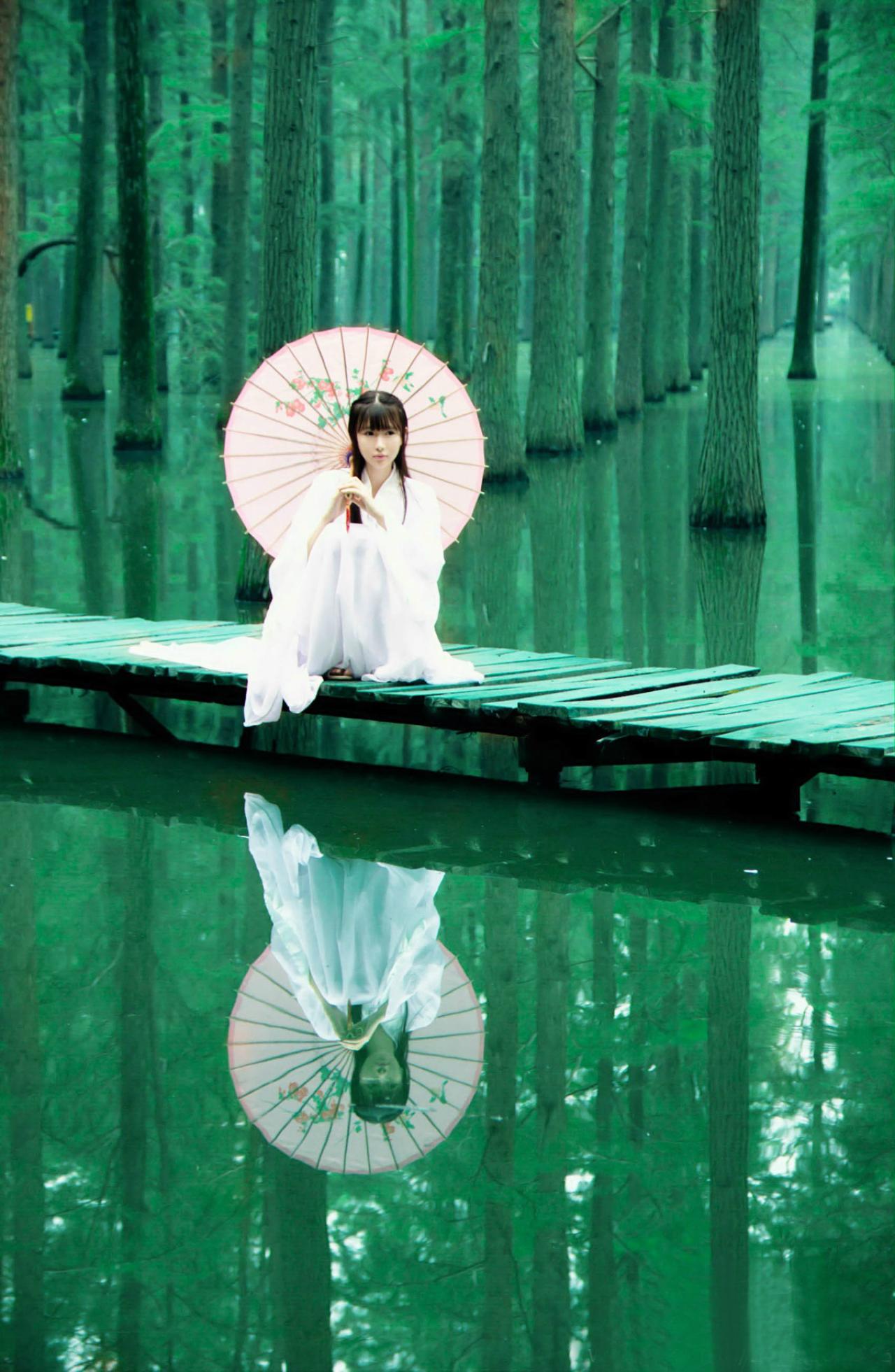 瞬瞬surmiya蹲坐在竹桥上静静眺望远方的样子