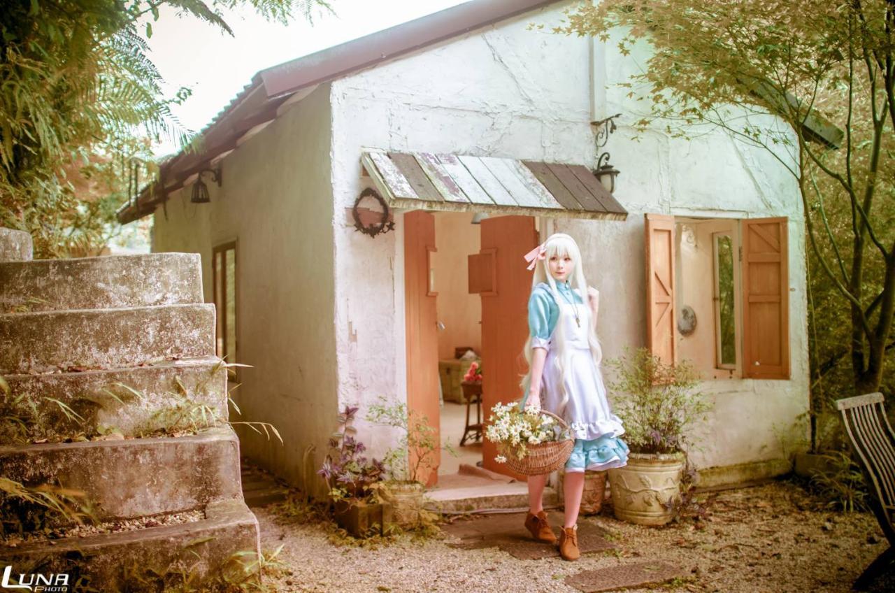 霜月扮演小樱茉莉端着满载鲜花的篮子走出小屋