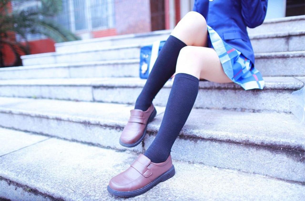赤澤Aki扮演绚濑绘里穿着的棕色制服鞋