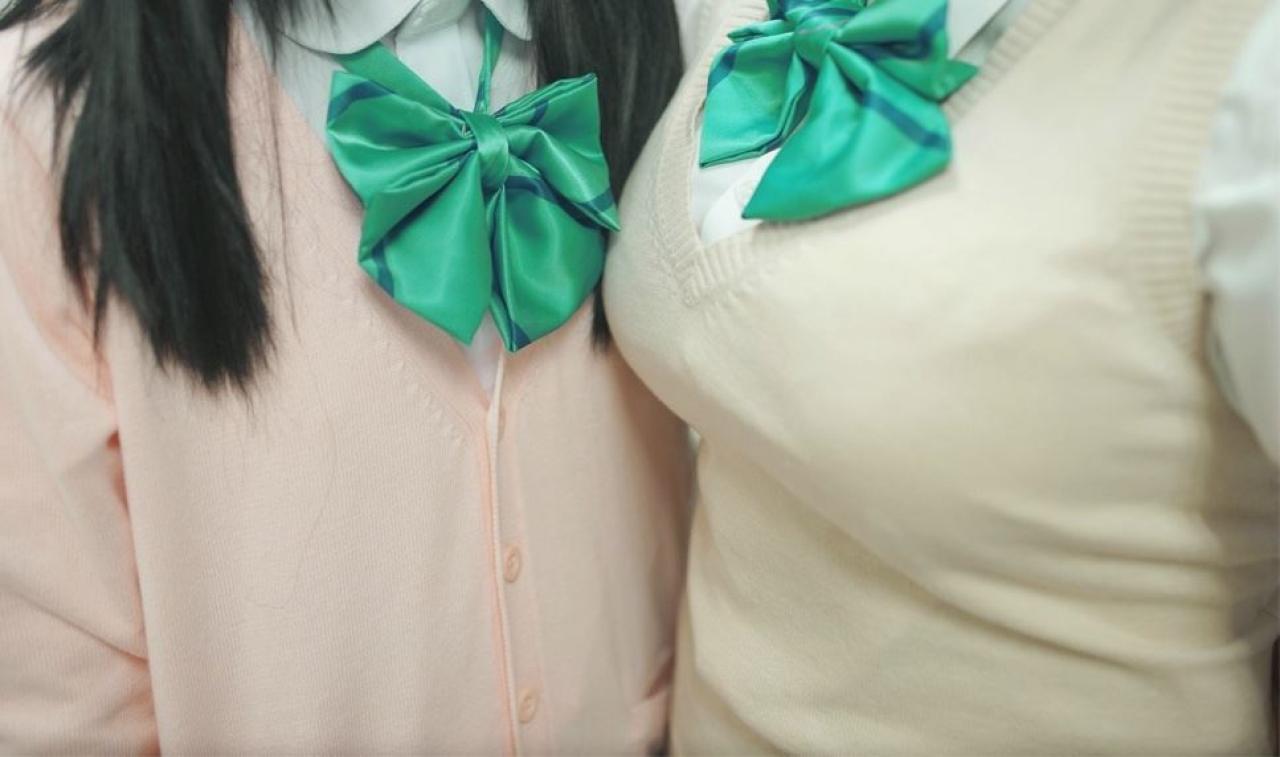慕斯扮演东条希和阿琴扮演矢泽妮可两人胸前的绿色蝴蝶结