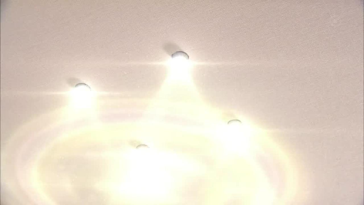 天花板上的亮起的四枚灯泡