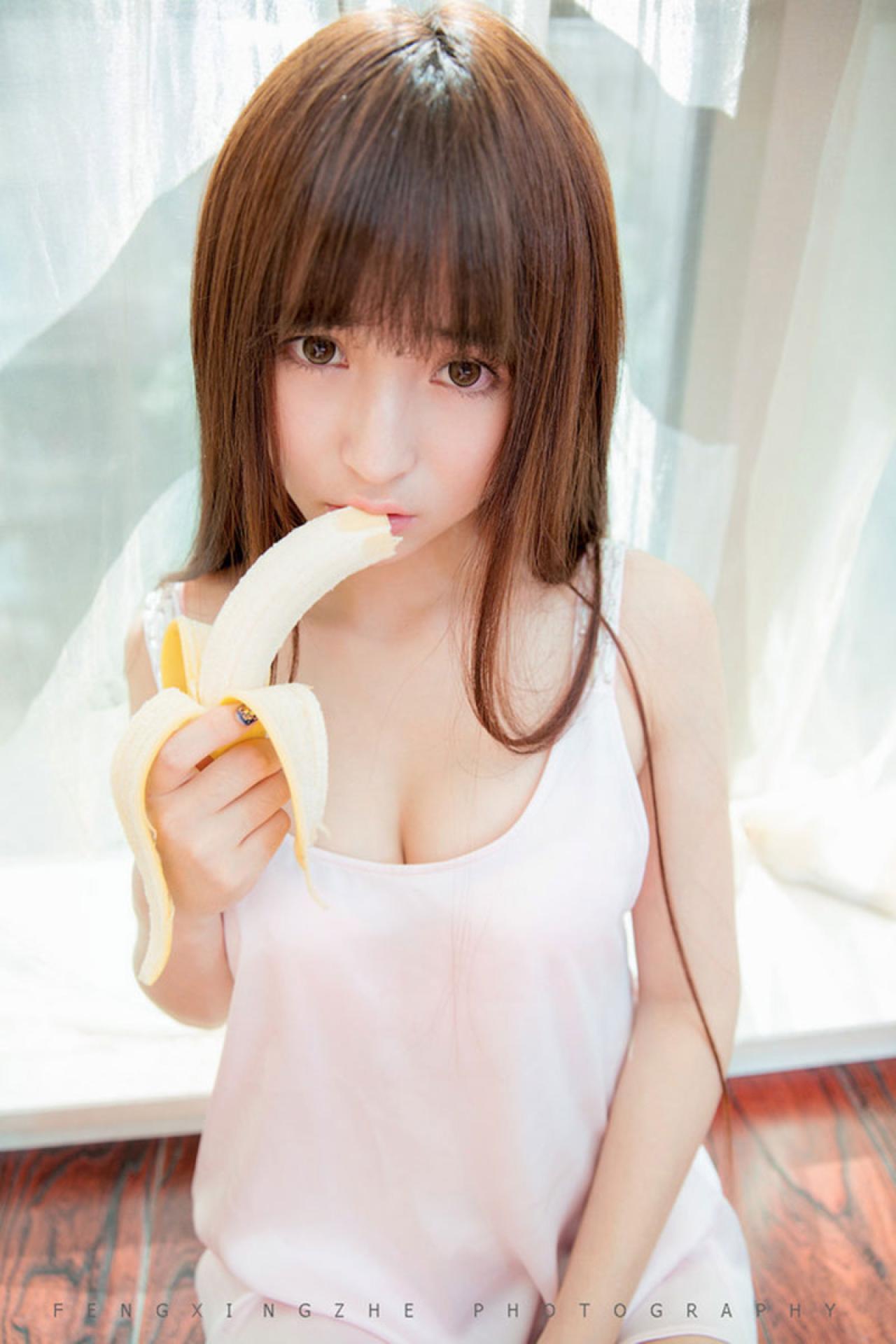 长直发的楚楚小口吃香蕉
