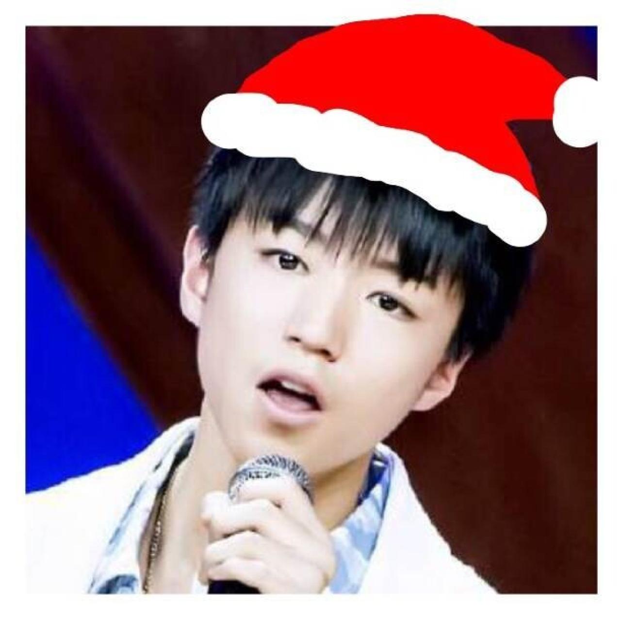 王俊凯戴着圣诞帽唱歌头像