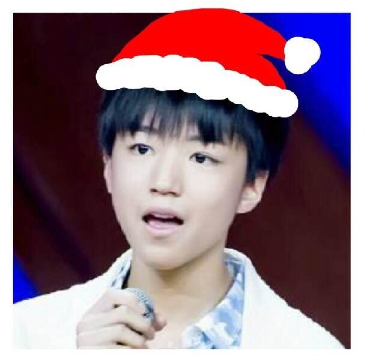 王俊凯戴着圣诞帽拿着麦克风头像