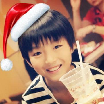 王俊凯戴着圣诞帽在奶茶杯前微笑的头像