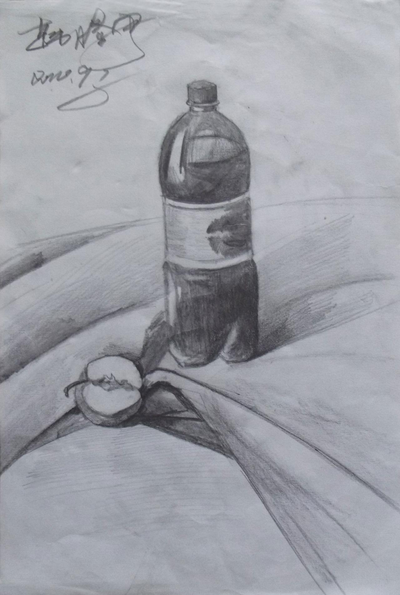 可乐瓶、半个苹果、衬布静物素描 韩腾宇画