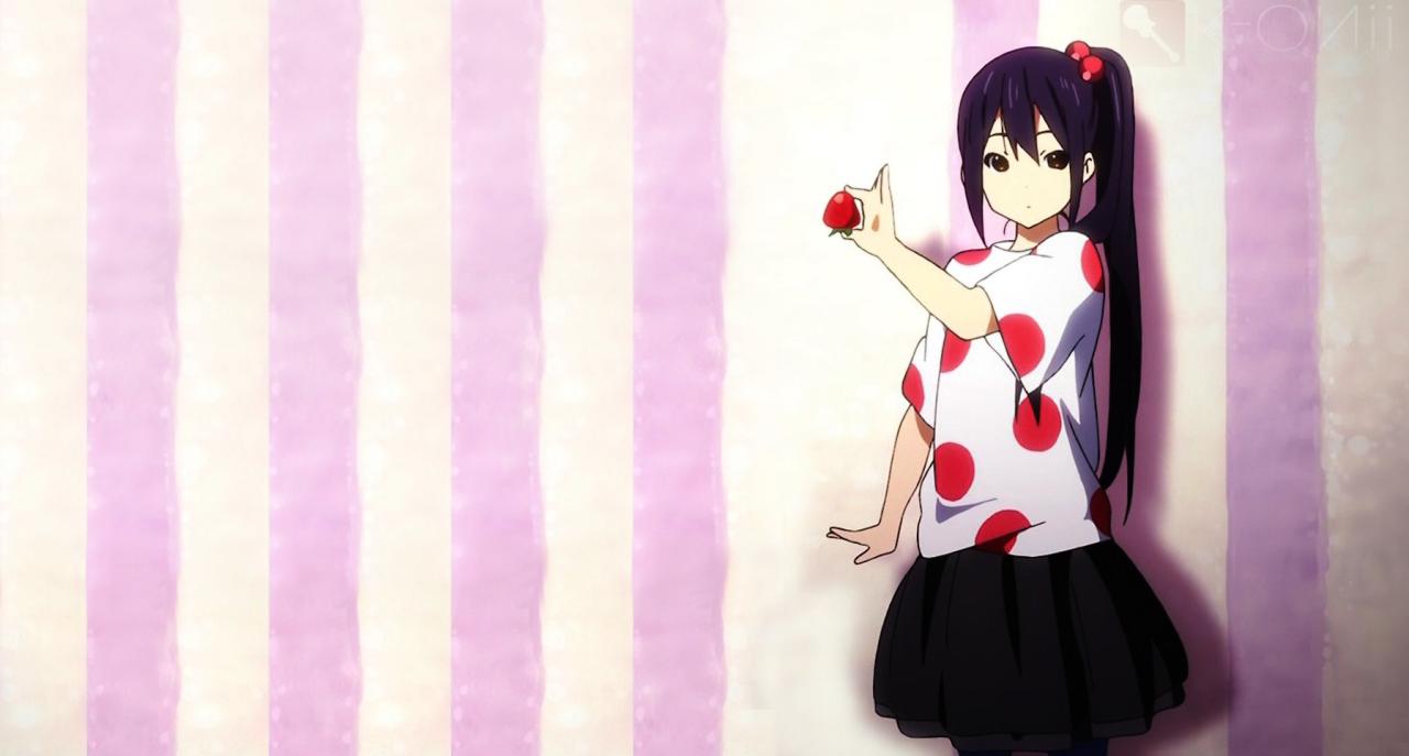 轻音少女第二季ED单人系列中野梓草莓装壁纸，左手拿草莓，放在身体右侧