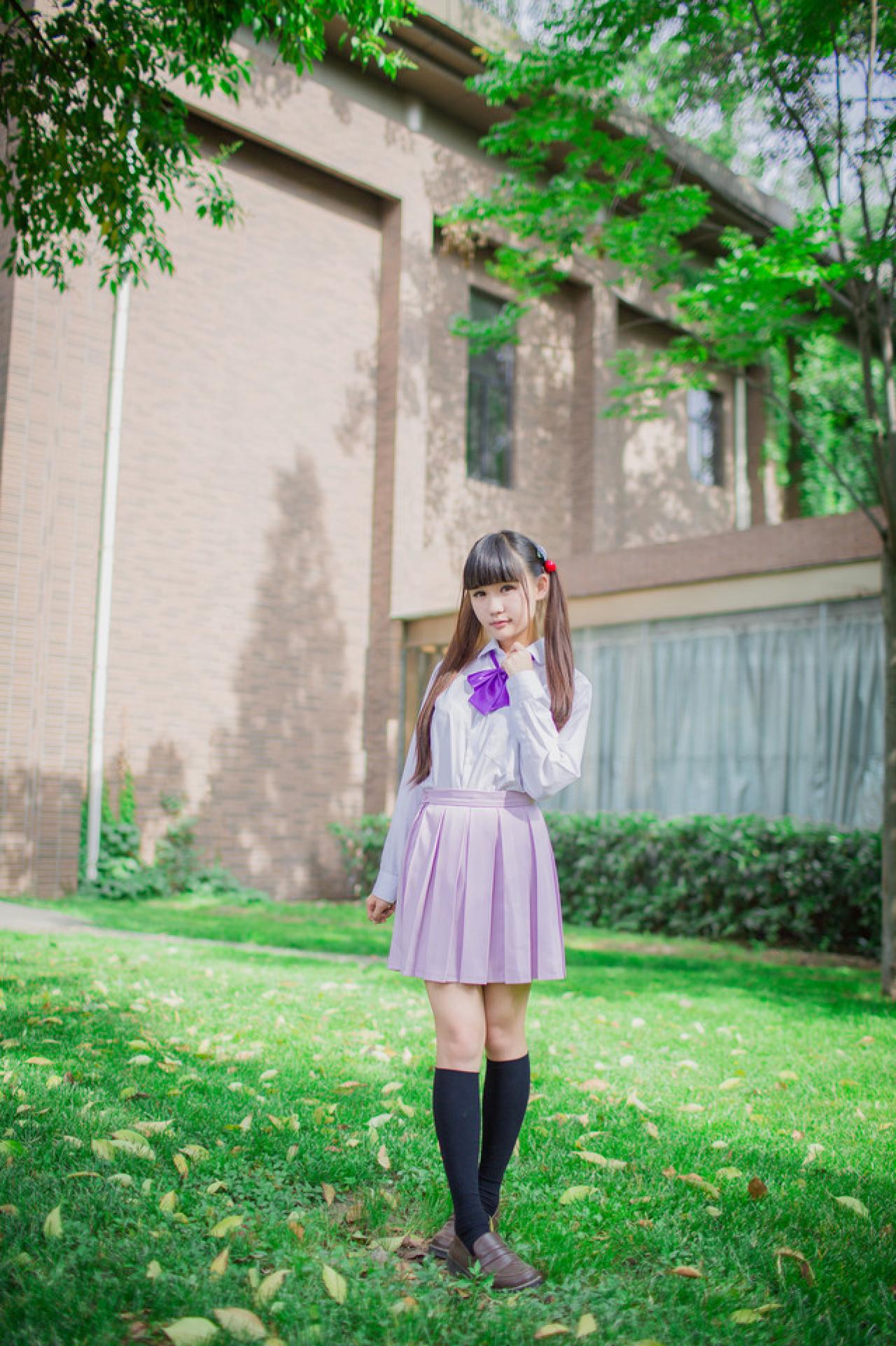 紫色制服萌妹子站在草地中央