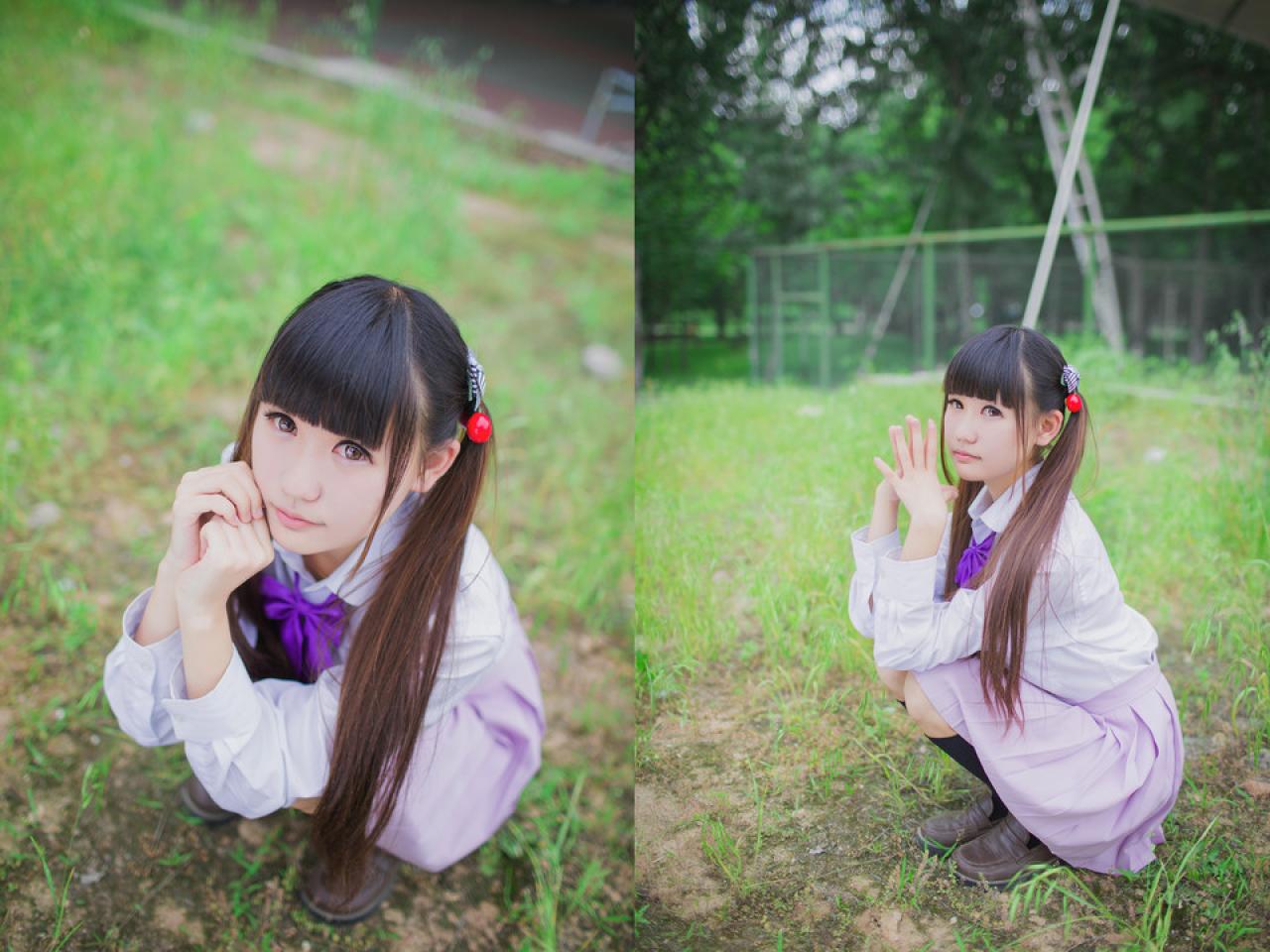 紫色制服萌妹子蹲在草地上