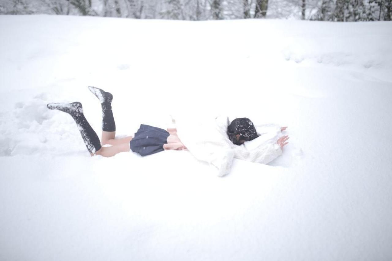 友利さん在雪地里平地摔的姿势