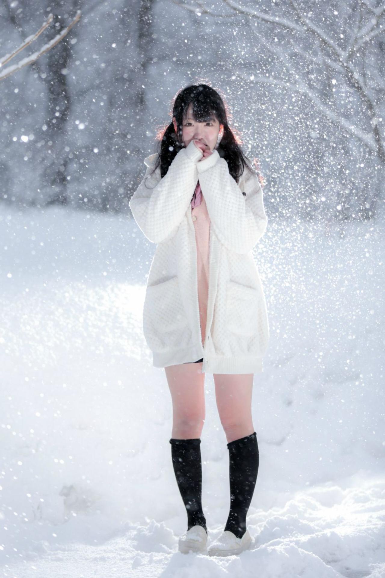 友利さん披着外套，双手缩进袖口，贴在嘴角，站在冰天雪地中，ゆっkey拍摄