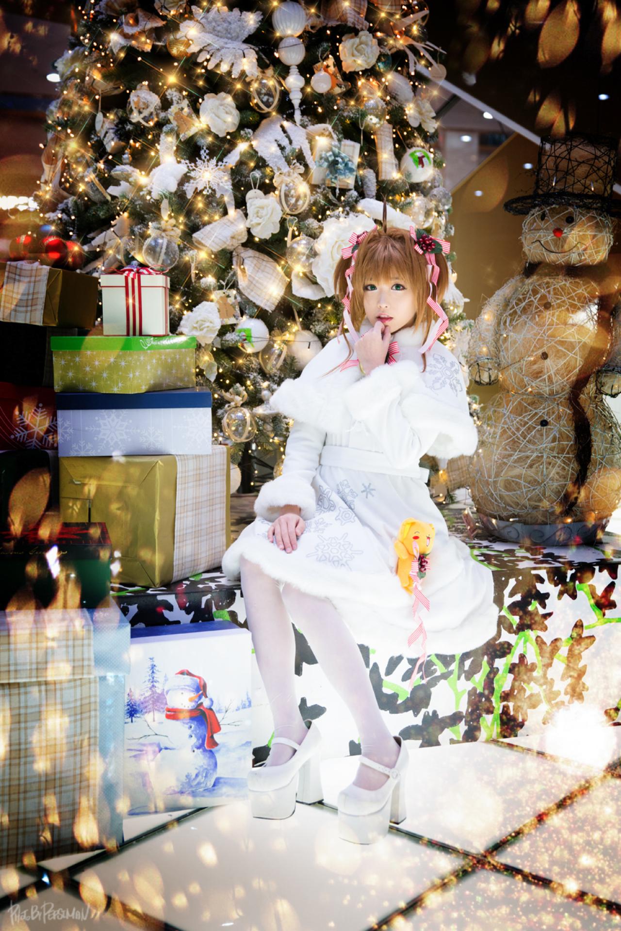 tomia兔娘扮木之本樱坐在圣诞树前的大礼盒上