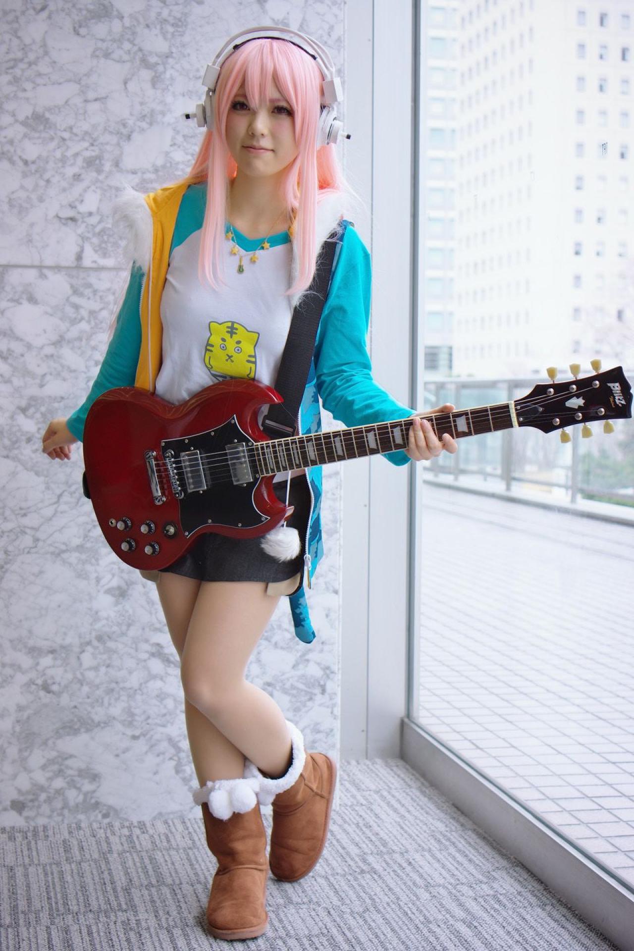春宮ゆん扮超级索尼子戴着吉他，站在窗前