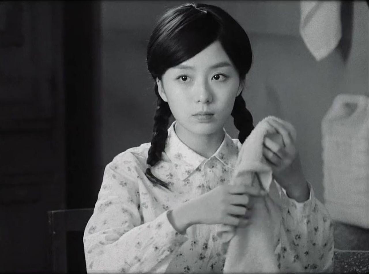 王玲玉扮小美拿着毛巾的黑白剧照