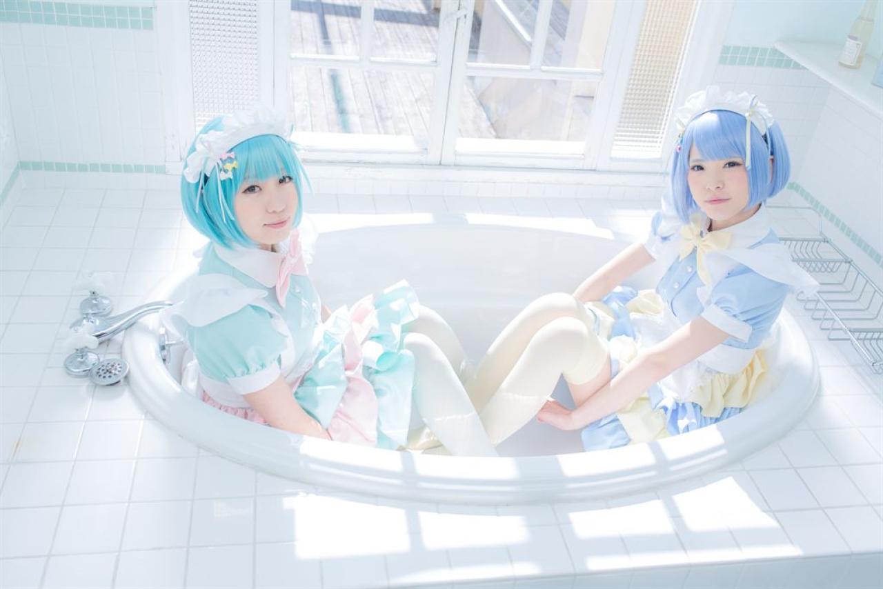 ききちゃん和雪瀬ハルちゃん面对面侧身坐在浴缸里