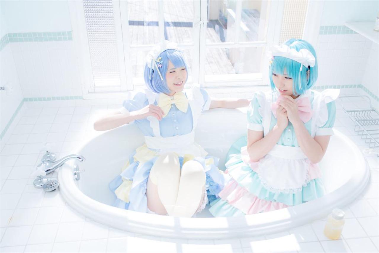 雪瀬ハルちゃん和ききちゃん在浴缸里嬉闹开心的情景