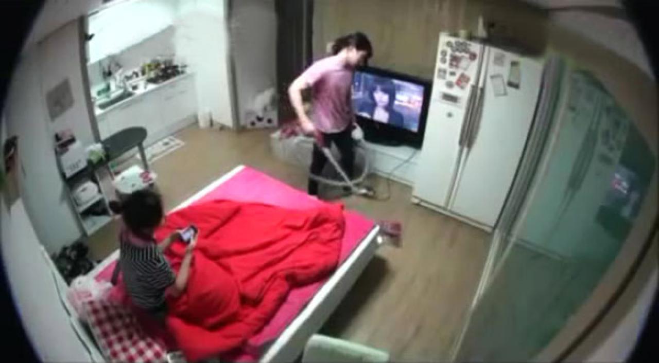 男友正在用吸尘器打扫卫生，玩手机的女友：你挡到我看电视了！