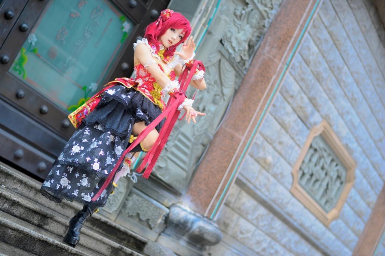 miyuko扮西木野真姬站在门前的台阶上