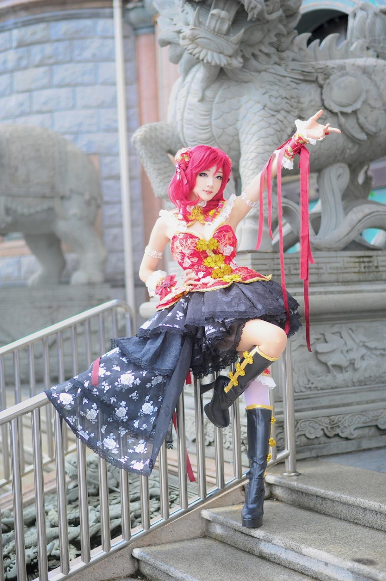 miyuko扮西木野真姬坐在栏杆上 右手叉腰 抬起左臂