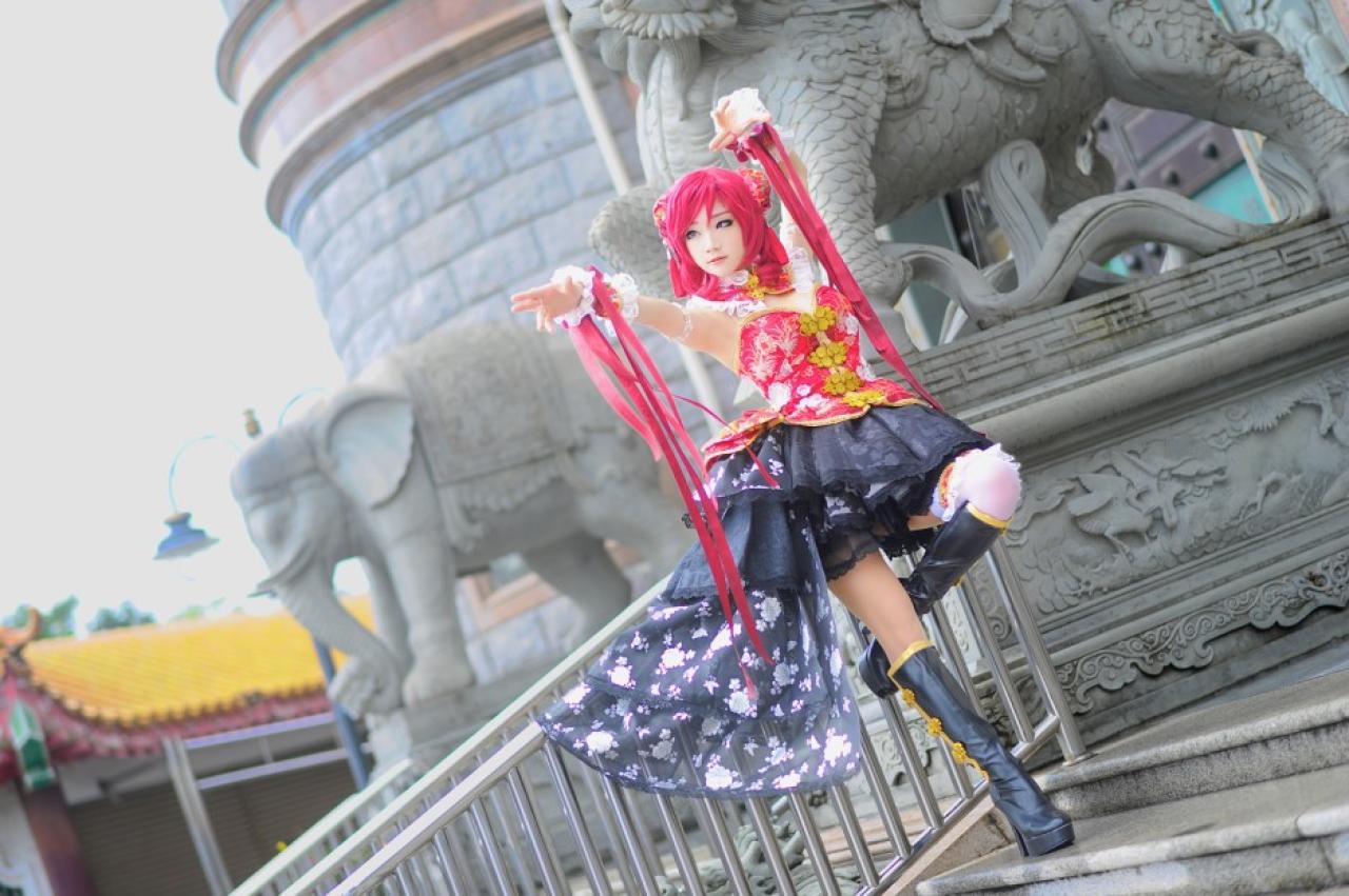 miyuko扮西木野真姬坐在栏杆上 抬起双臂