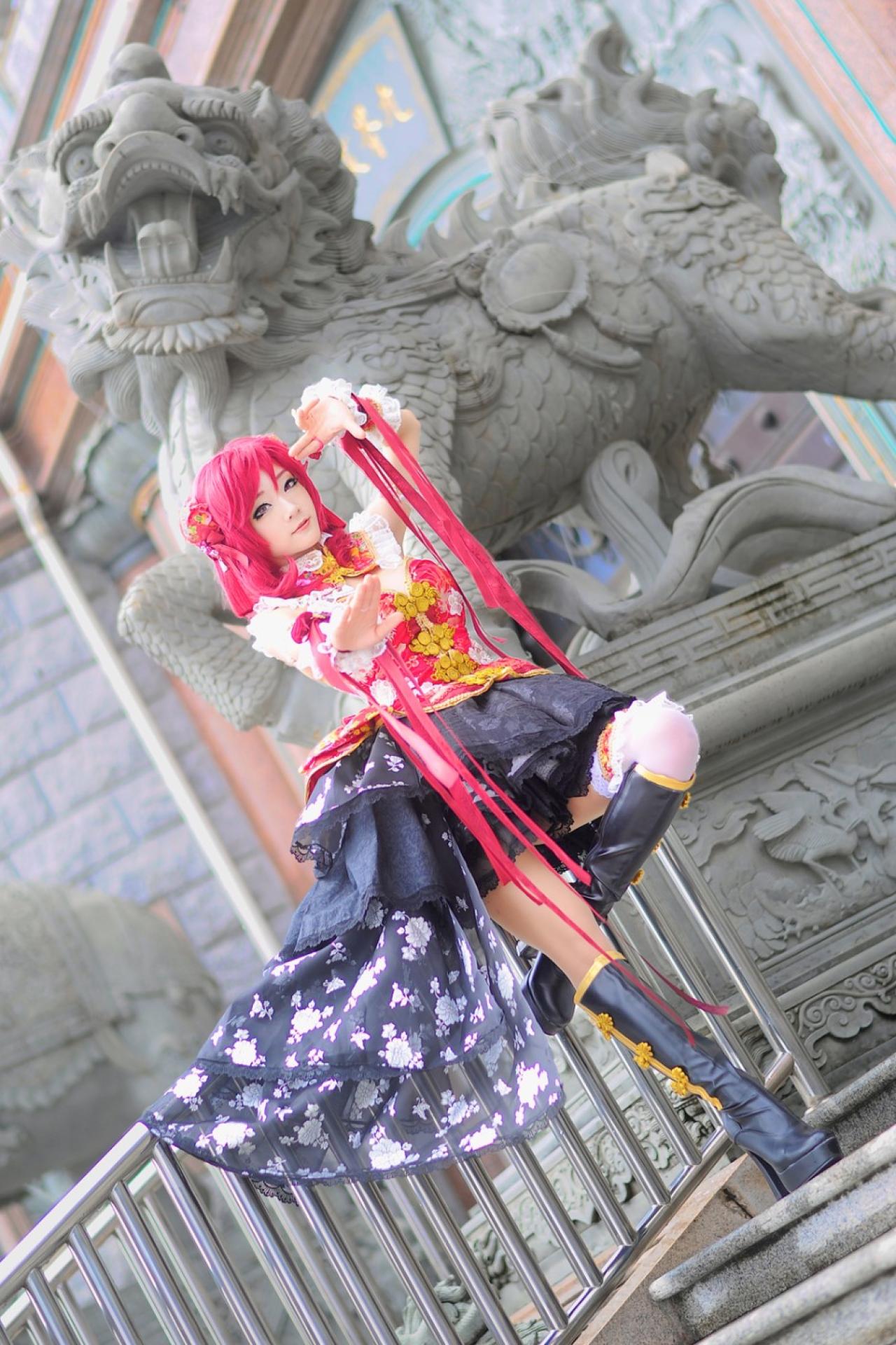 miyuko扮西木野真姬站在石狮子前