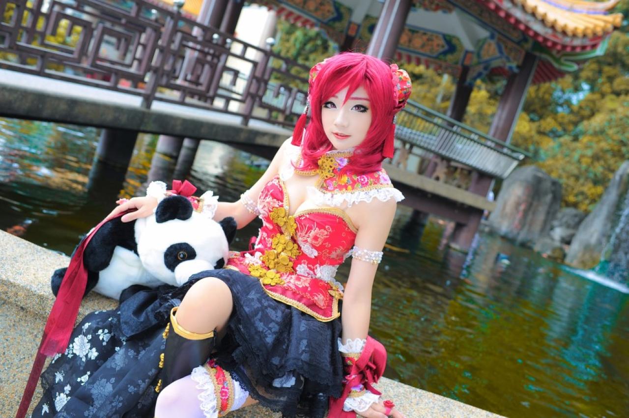 miyuko扮西木野真姬搂着熊猫玩偶坐在湖边
