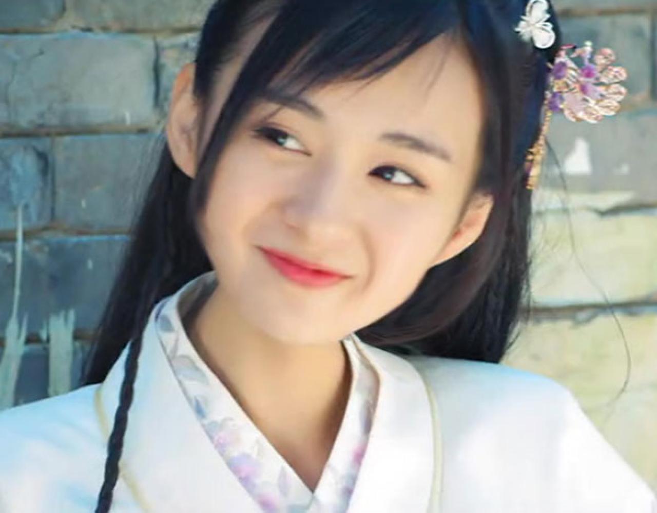 郑合惠子扮白洁右斜眼微笑表情