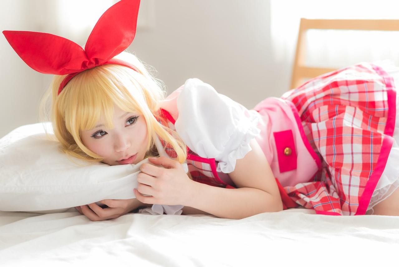 倉坂くるる扮星宫莓躺在床上，抱着枕头