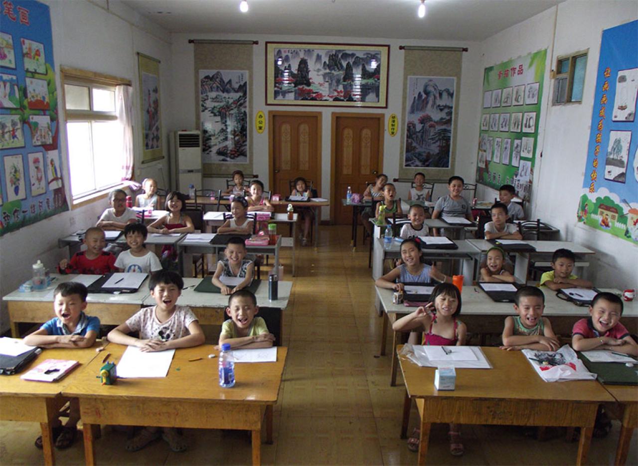 圆梦画室初级班学生在课堂上开心的样子